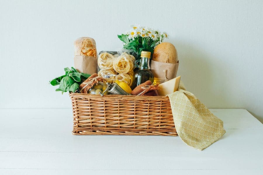 3 Tips On How To Build The Perfect Foodie Gift Basket - Think Glamor